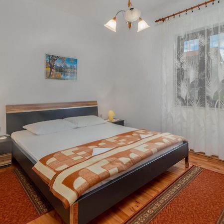 3 Bedroom Awesome Apartment In Novi Vinodolski Kültér fotó