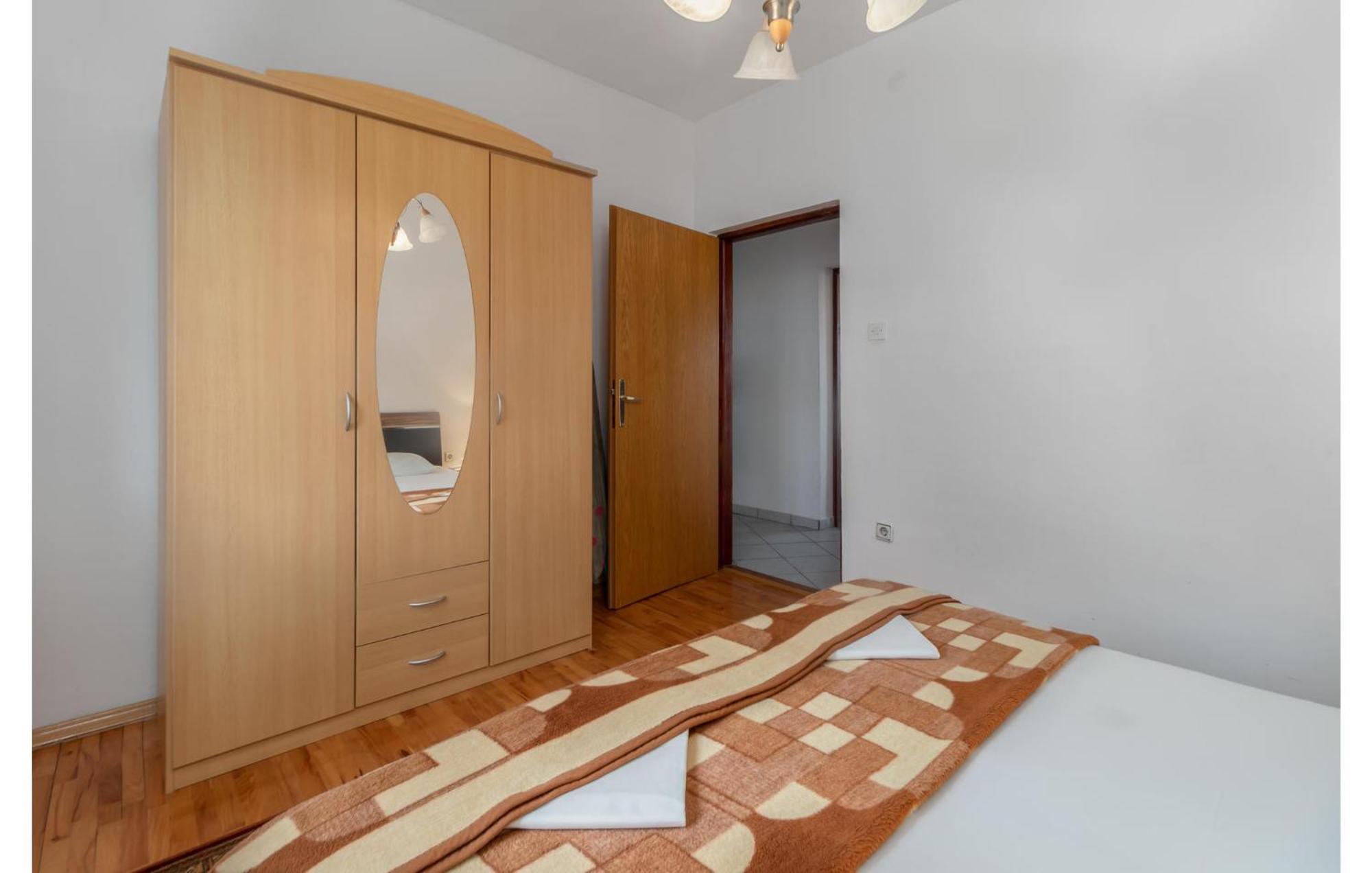 3 Bedroom Awesome Apartment In Novi Vinodolski Kültér fotó