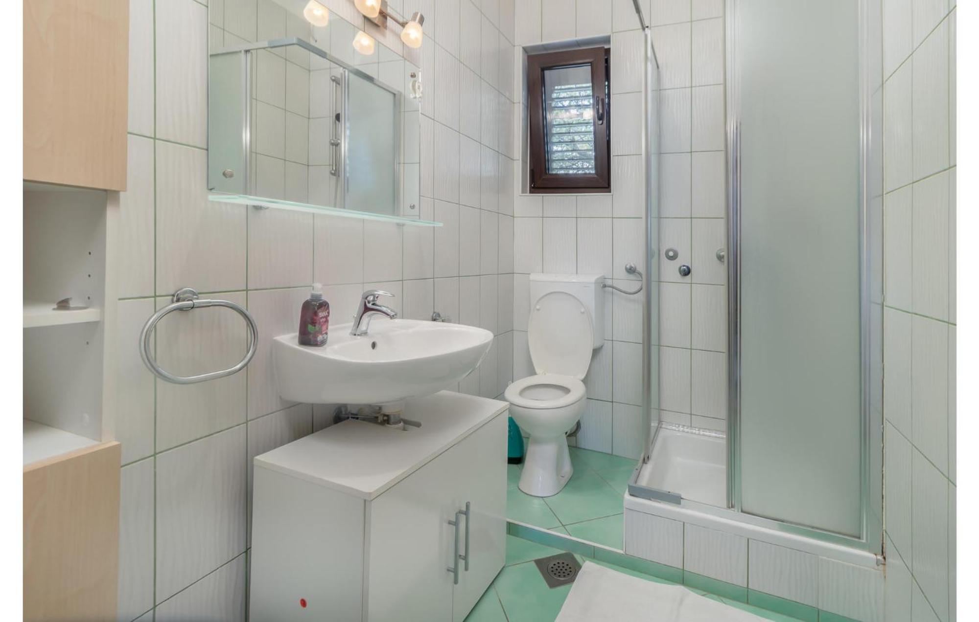 3 Bedroom Awesome Apartment In Novi Vinodolski Kültér fotó