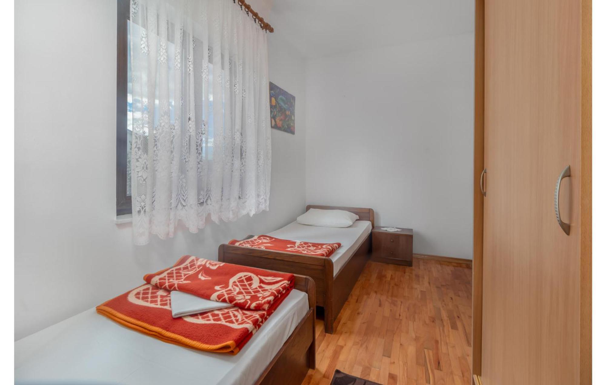 3 Bedroom Awesome Apartment In Novi Vinodolski Kültér fotó